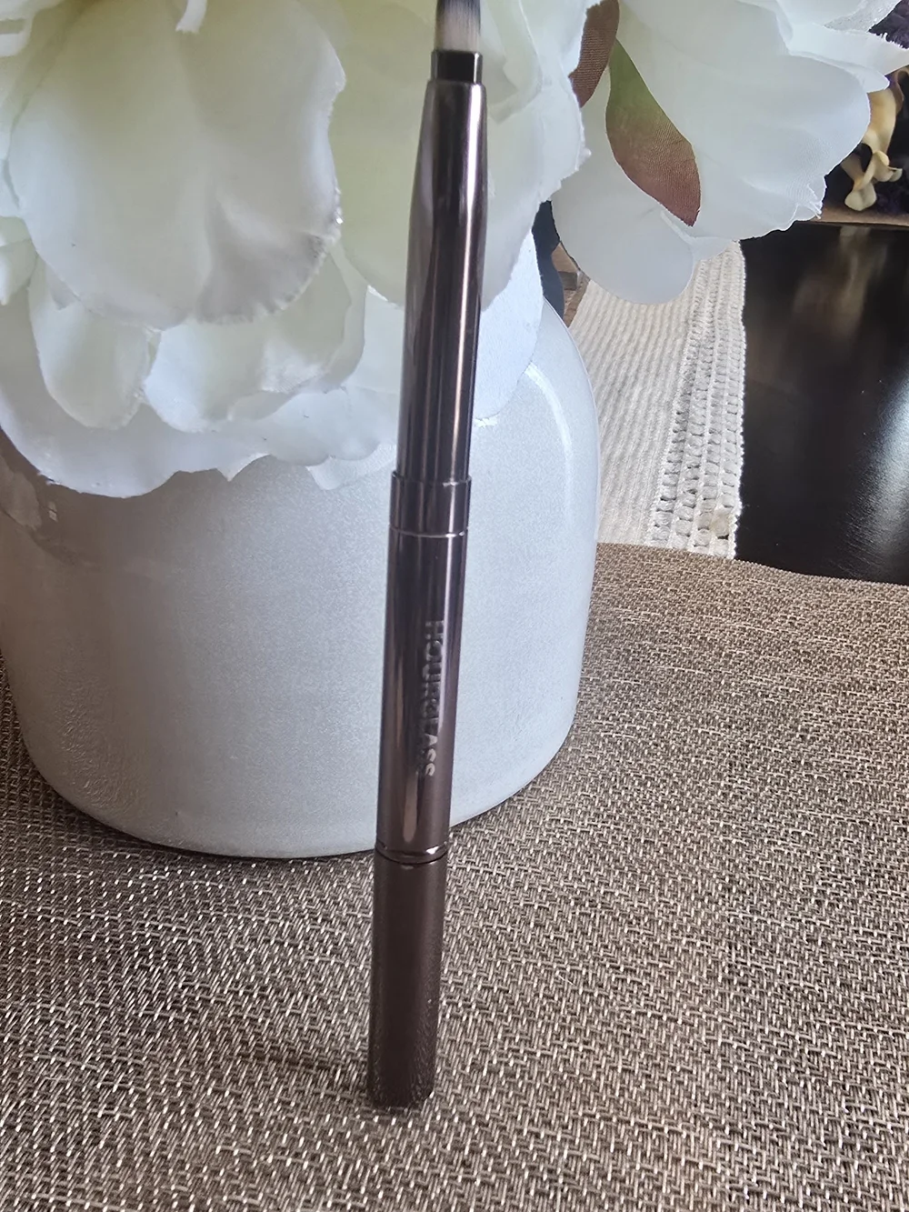 Hourglass Double-Ended Retractable Lip Brush — Metallic Gray
